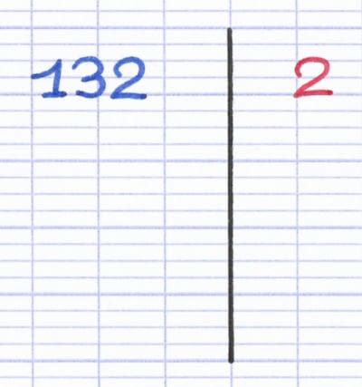 Tableau de décomposition à deux colonnes avec 132 à gauche et son plus petit diviseur premier 2 à droite.