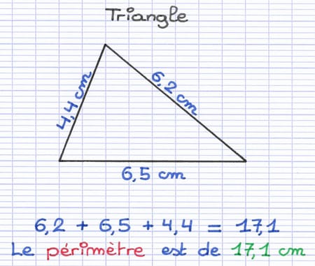 Calcul du périmètre d’un triangle en additionnant ses longueurs : 4,4 + 6,2 + 6,5 cm = 17,1 cm.