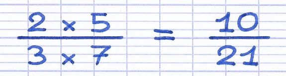La fraction irréductible est obtenue en multipliant les facteurs premiers restants.