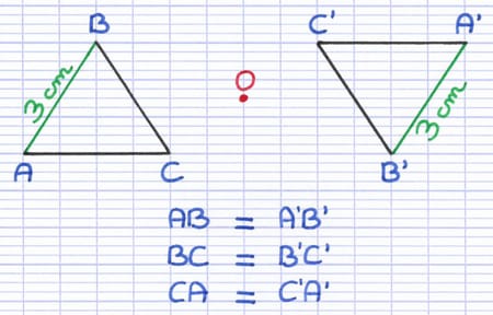 Dans une symétrie centrale les longueurs sont conservées : AB = A’B’ = 3 cm.