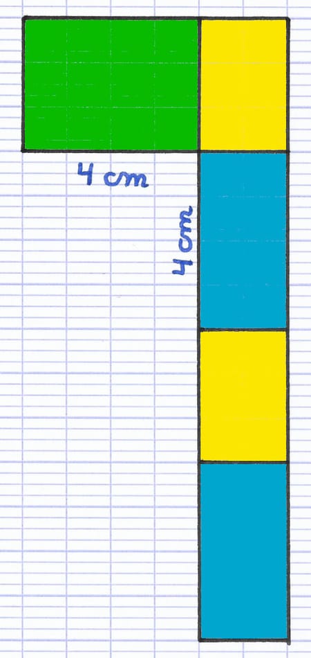 Le troisième rectangle du patron du pavé droit possède un côté commun avec un autre rectangle.
