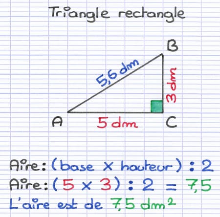 Triangle rectangle ABC dont la base et la hauteur sont les côtés perpendiculaires.