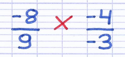 Multiplication de fractions composées de nombres relatifs : -8/9 × -4/-3.