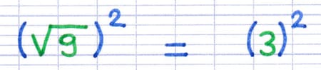 Le résultat de la racine carrée est noté entre parenthèses : (√9)² = (3)².