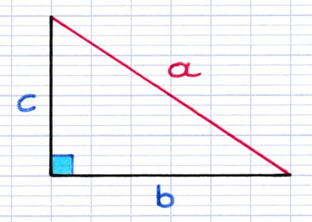 La longueur de l’hypoténuse du triangle rectangle est le côté "a" mis en évidence en rouge.