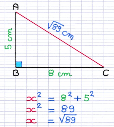 La longueur exacte de l’hypoténuse du triangle rectangle ABC est de √89 cm.