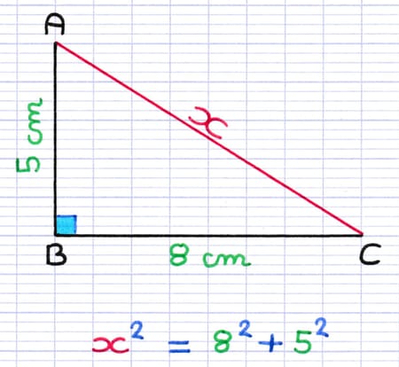 Le théorème de Pythagore est transformé en équation mathématique : x² = 8² + 5².