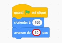 Script avec le bloc avancer de 80 pas mis en évidence à la suite des blocs drapeau cliqué et s’orienter à 180.