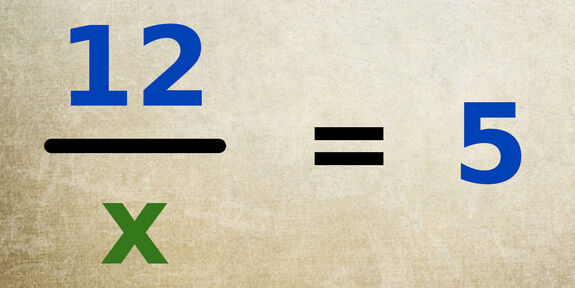 Équation 12/x = 5 où l’inconnue x est au dénominateur d’une égalité entre une fraction et un nombre entier.