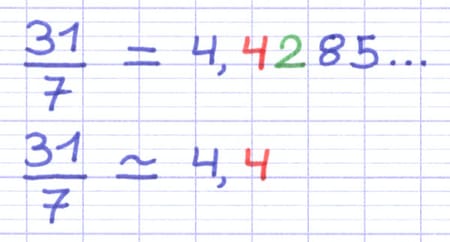 Fraction 31/7 dont la valeur décimale arrondie au dixième près est 4,4.