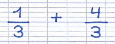 Addition de fractions possédant un dénominateur identique : 1/3 et 4/3.