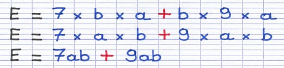 Dans l’expression E = 7×b×a + b×9×a, les deux termes sont simplifiés séparément en 7ab et 9ab.