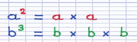 Les exposants sont transformés en multiplication : a² = a×a et b³ = b×b×b.