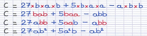 Simplification d’une expression littérale : apparition d’exposants et classement des lettres par ordre alphabétique.