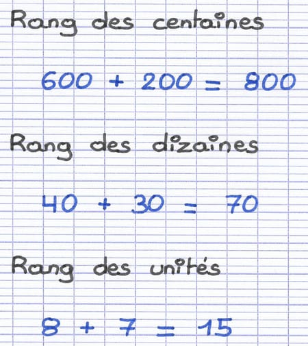 Additions des nombres par rang : 600+200=800 (centaines), 40+30=70 (dizaines), 8+7=15 (unités).