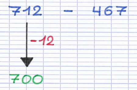 712 transformé en nombre rond 700 en retirant 12.