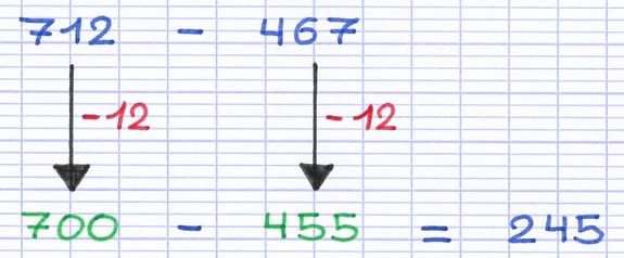 La compensation permet de trouver la réponse finale : 700 - 455 = 245.