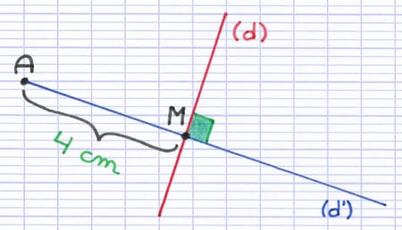 Segment [AM] de 4 cm mesurant la distance entre le point A et l’axe de symétrie (d).